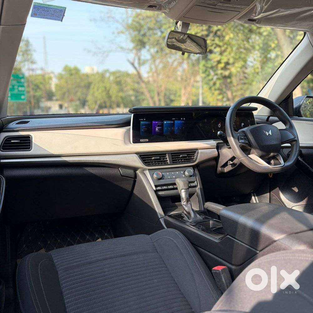 Mahindra Xuv700 2.0 Ax 5 Petrol At Str, 2023, Petrol