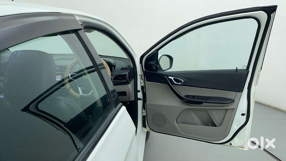 Tata Tiago Xza, 2017, Petrol