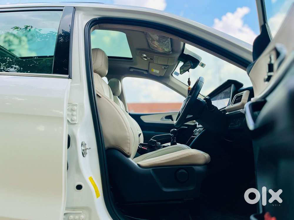 Mahindra Xuv700 2.0 Ax 7 Petrol Mt Str, 2022, Petrol