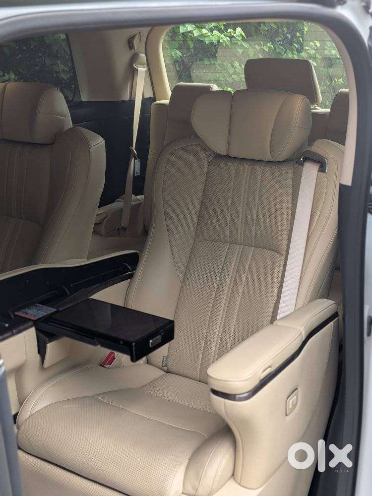 Toyota Vellfire 2.5 Executive Lounge, 2023, Petrol