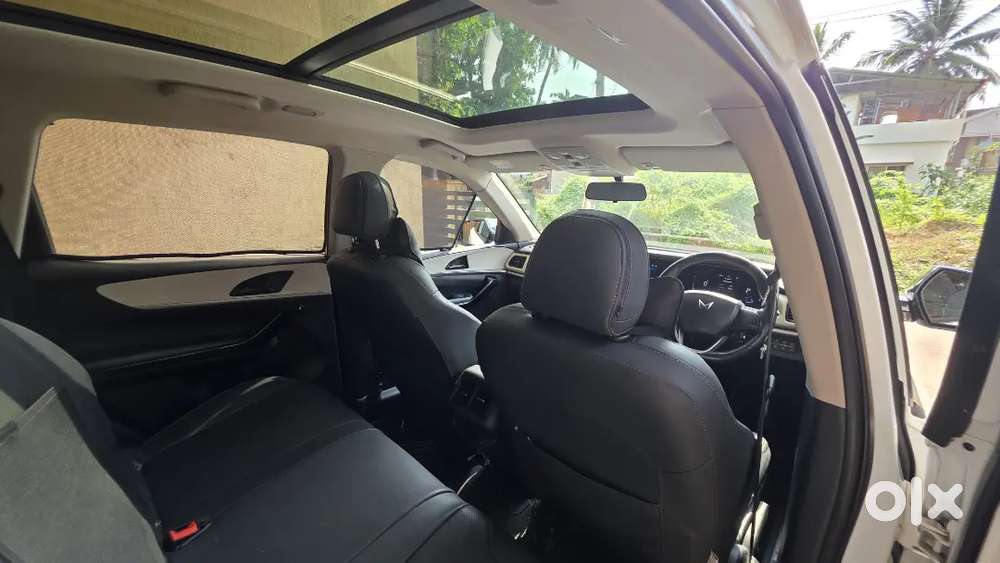 Mahindra Xuv700 Ax5 Petrol Automatic 5 Seater