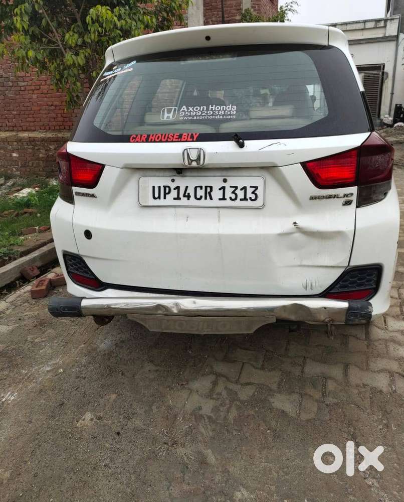 Good Car Average Of Car Is 20 -22 Km Per Litre In 7 Seater Very Good .