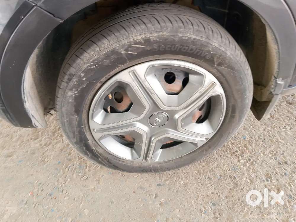 4 Tyre New Bilkul Sahi Hai Ok Sarvic Abhi Karvayi H And 2 Chimte New H