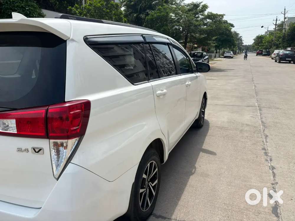 Toyota Innova Crysta Vx 2018 Pearl Whitetaxi Board