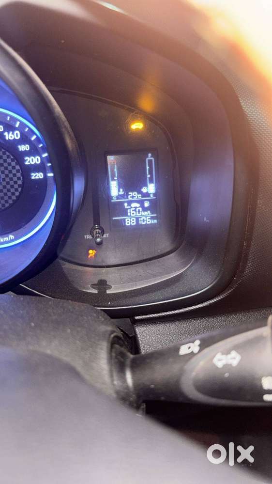 Diesel Venue  With Sunroof And Alloy Wheel