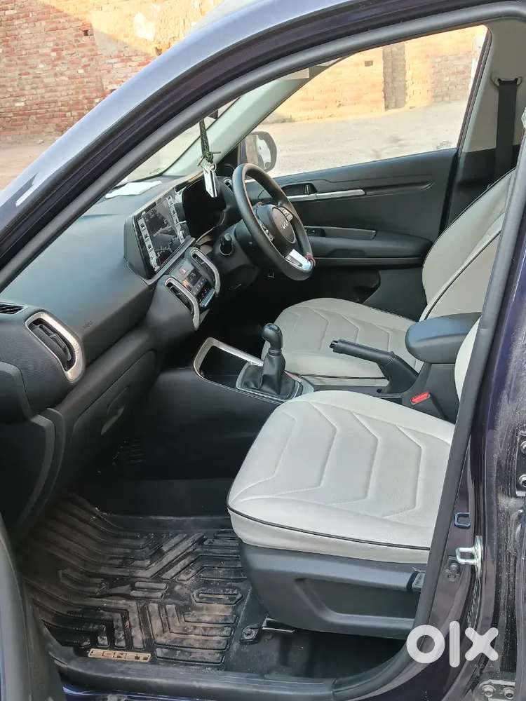 Brand New Car Hai Polotyene Bhi Nhi Utri Abhi