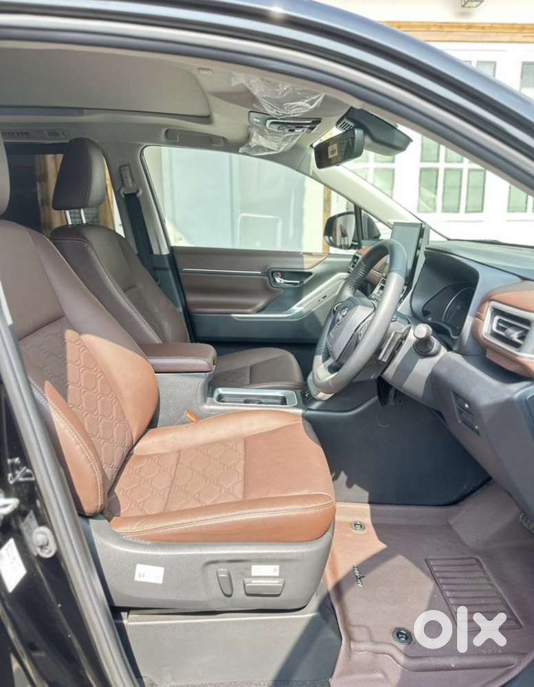 Toyota Innova Hycross