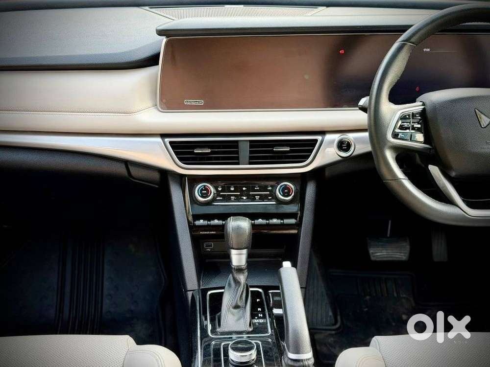Mahindra Xuv700 2.0 Ax 7 Petrol At Str, 2023, Petrol