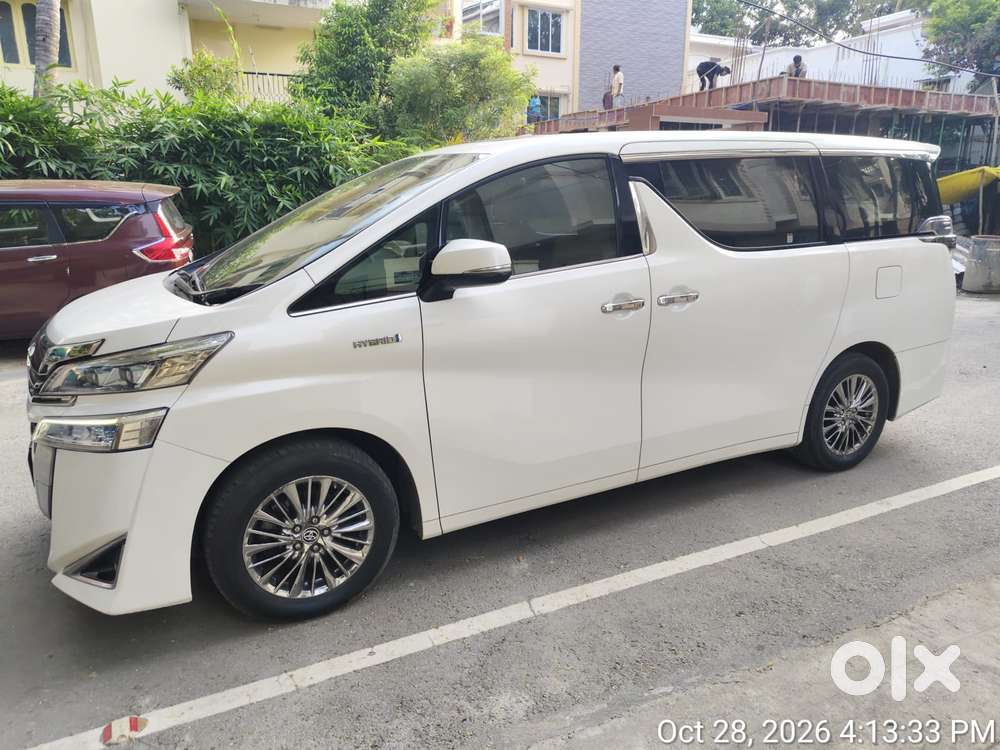 Toyota Vellfire 2.5 Executive Lounge, 2023, Petrol