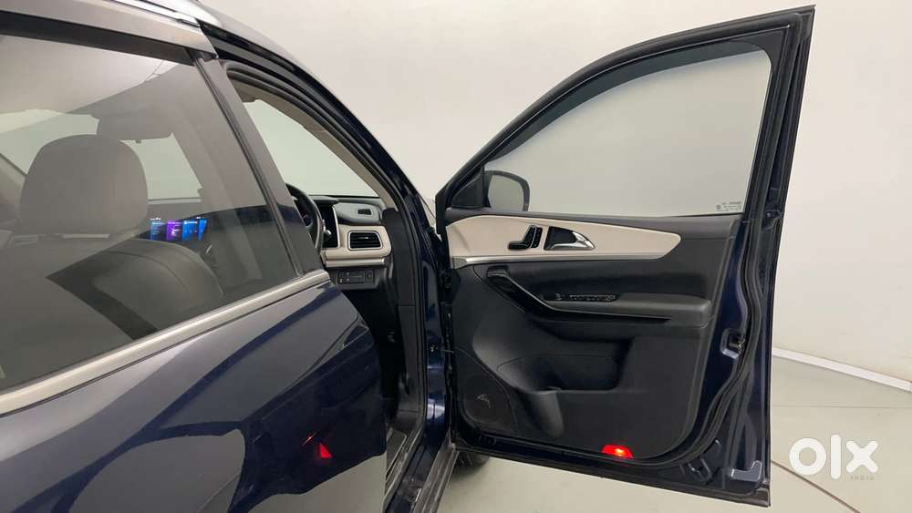 Mahindra Xuv700 2.0 Ax 7 Petrol Mt Str, 2022, Petrol