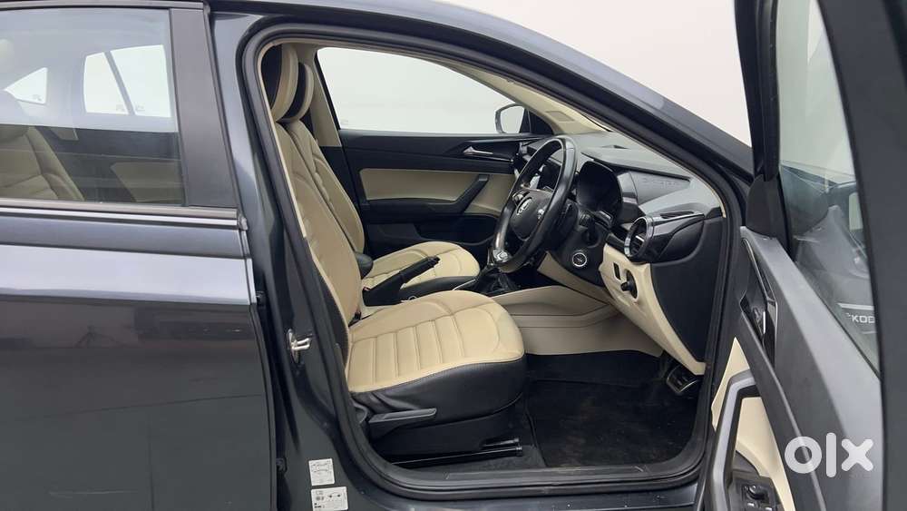 Skoda Slavia Ambition 1.0l Tsi At, 2022, Petrol