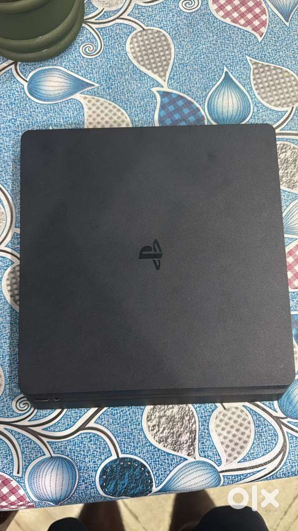 Ps4 slim 1tb with 7 games with 2 controllers