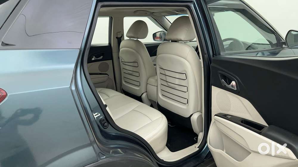Mahindra Xuv300 1.2 W8 (o) Amt Petrol, 2022, Petrol
