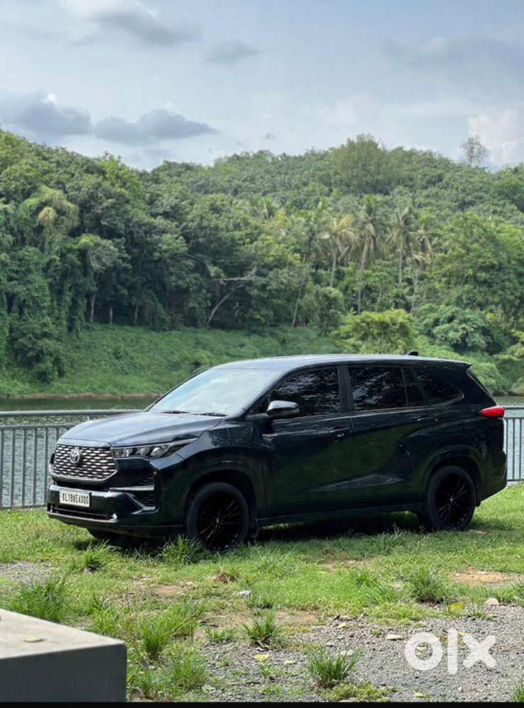 Toyota Innova Hycross Petrol 2024