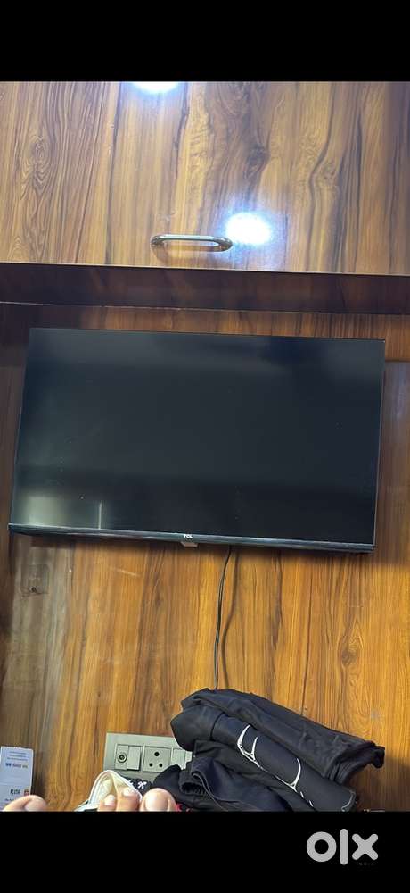 TCL 32 INCH QLED TV ONLY 9 months old