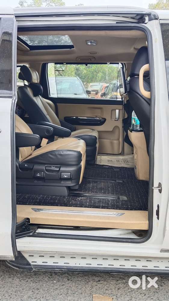 Kia Carnival Limousine Vip Number 0001