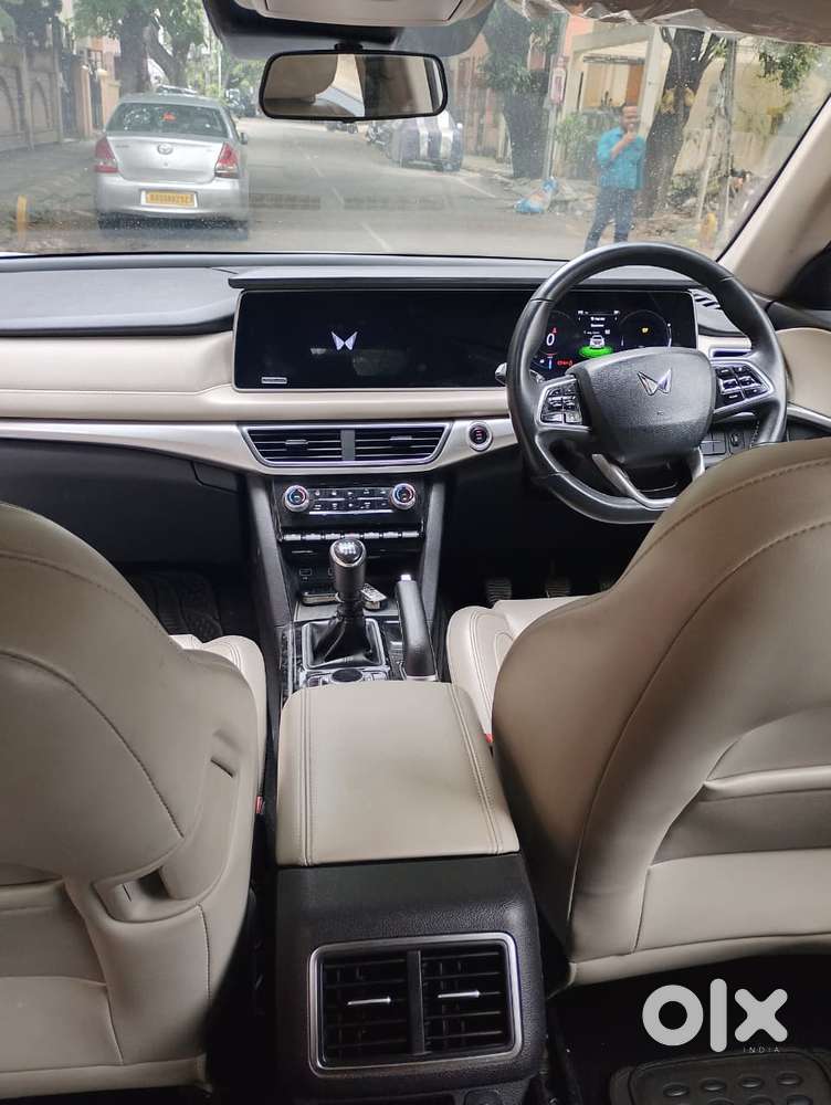 Mahindra Xuv700 2.0 Ax 7 Petrol Mt Str, 2025, Petrol