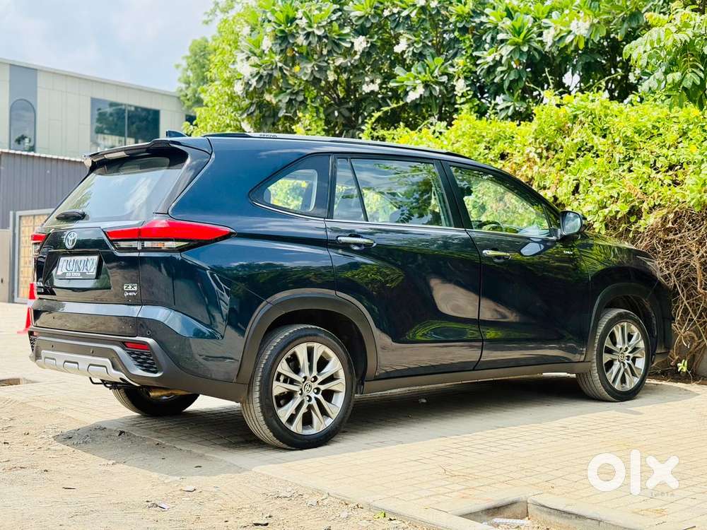 Toyota Innova Hycross 2.0 Zx (o) Hybrid 7 Str, 2025, Petrol