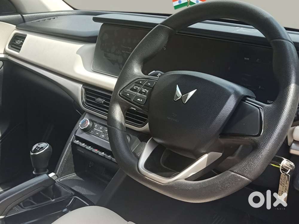 Mahindra Xuv700 2.0 Ax 5 Petrol Mt 7 Str, 2022, Petrol