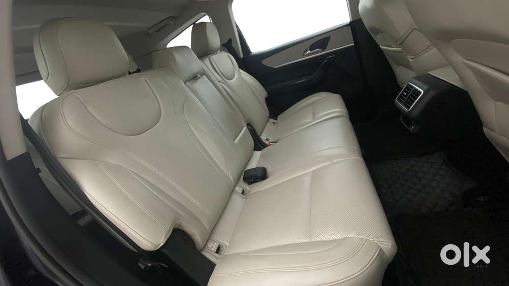 Mahindra Xuv700 2.0 Ax 7 Petrol Mt Str, 2023, Petrol