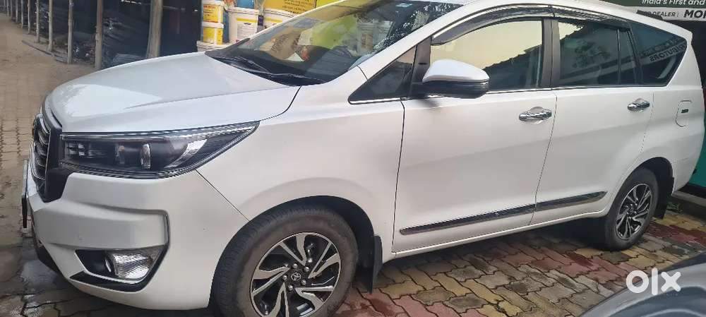 Toyota Innova Crysta 2.4 V 8 2025