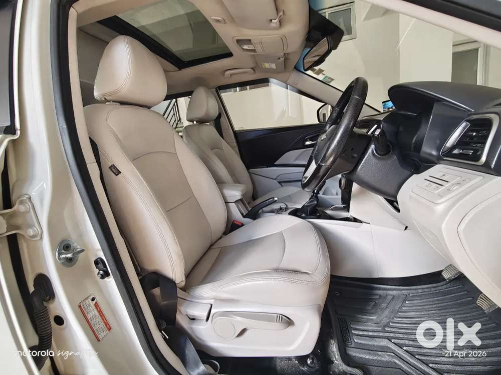 Xuv 300 W8 Optional Petrol Top Model Sunroof