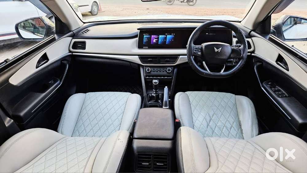 Mahindra Xuv700 2.0 Ax 5 Petrol Mt 7 Str, 2022, Petrol