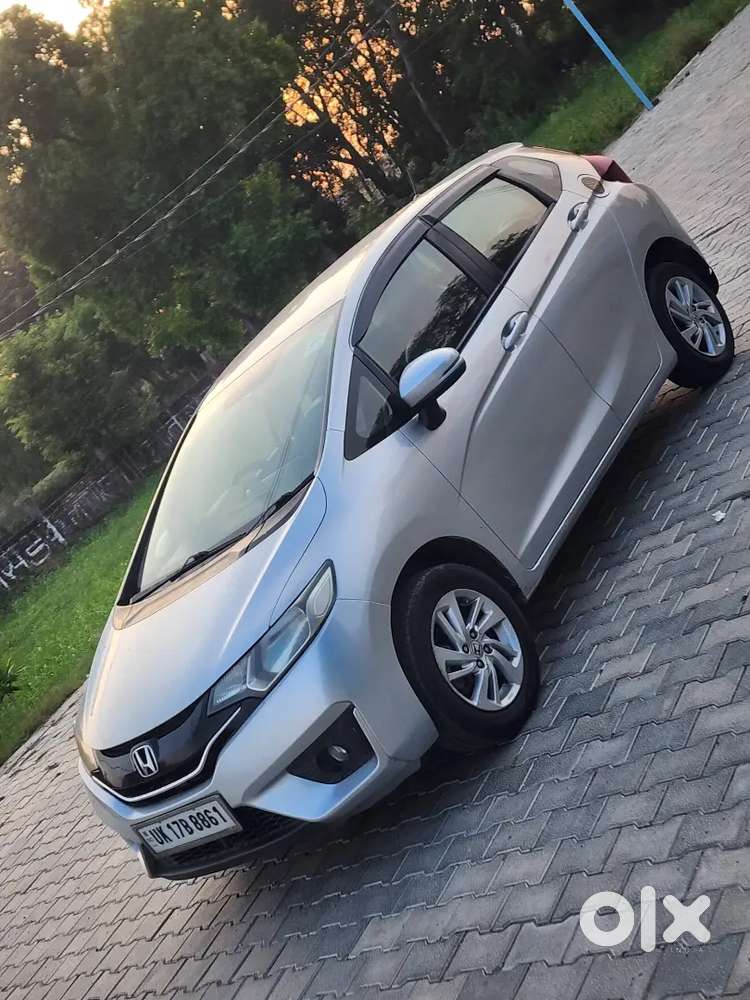 Honda Jazz V 
Power Windows 
Power Steering 
Power Break