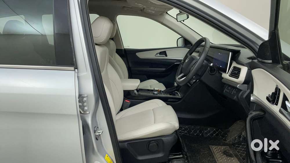 Mahindra Xuv700 2.0 Ax 7 Petrol At Luxury Pack Str, 2024, Petrol