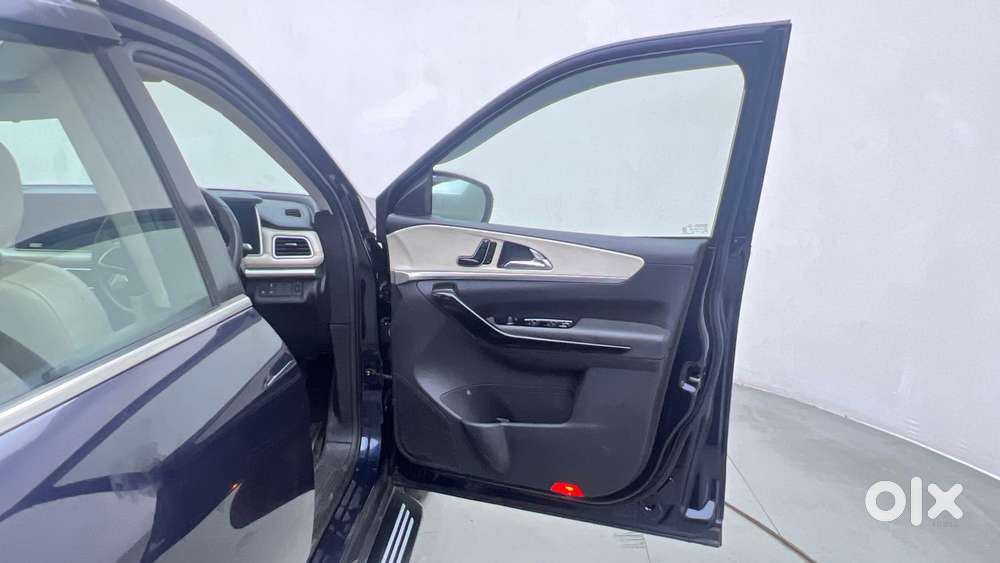 Mahindra Xuv700 2.0 Ax 7 Petrol Mt Str, 2023, Petrol