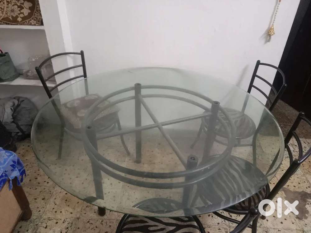 Dining table urjent sale
