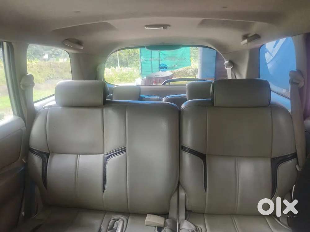 Toyota Innova 2.5 V 7 2011