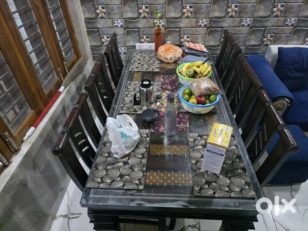 4 month old 6 seater dining table with 6 chair