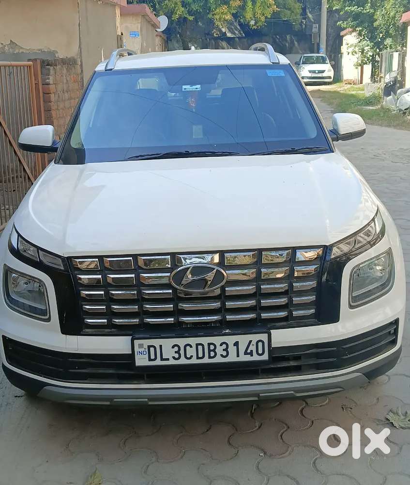 Hyundai Venue 2024 August Petrol, Only 8700 Km Driven. Price 750000