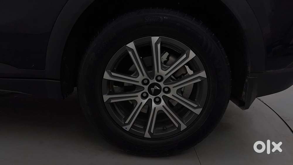 Mahindra Xuv700 2.0 Ax 7 Petrol Mt Str, 2025, Petrol