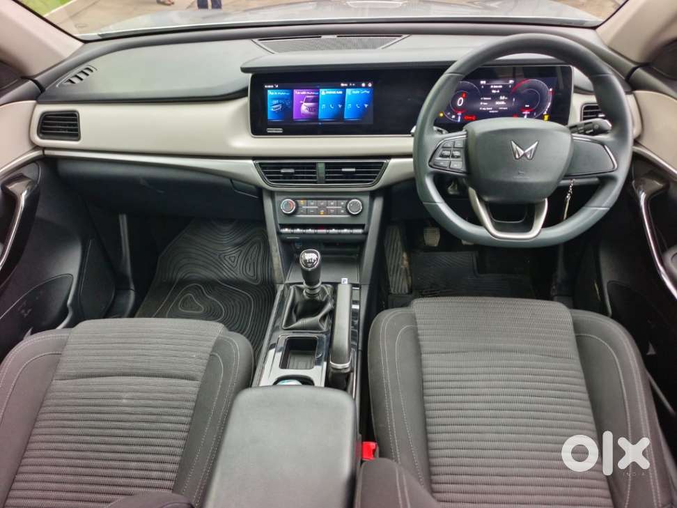 Mahindra Xuv700 2.0 Ax 5 Petrol Mt 7 Str, 2022, Petrol
