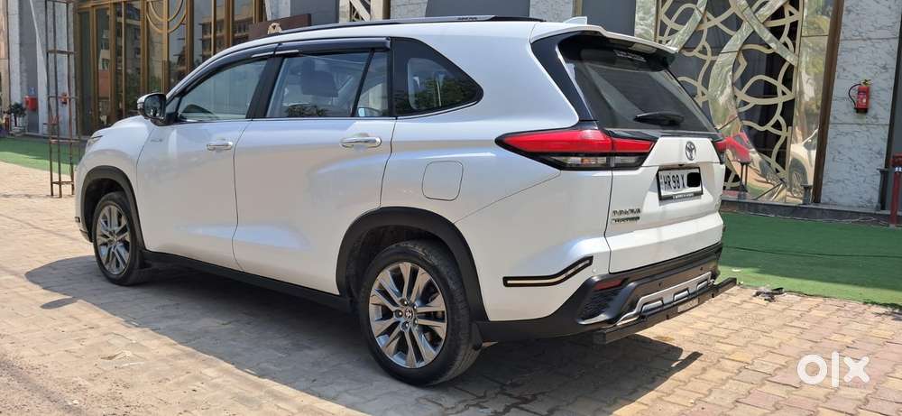 Toyota Innova Hycross