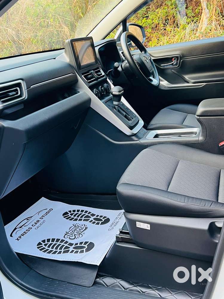 Toyota Innova Hycross 2.0 Gx 8 Str, 2023, Petrol