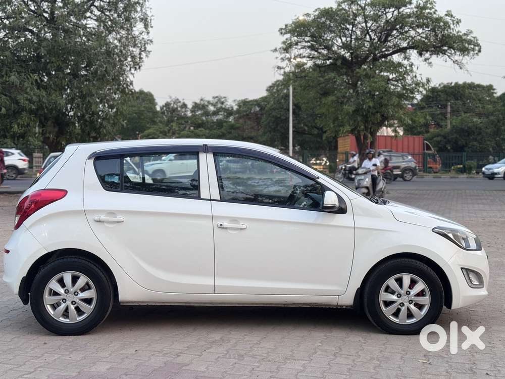 Hyundai I20 Asta 1.4 Crdi With Avn 6 Speed, 2014, Diesel