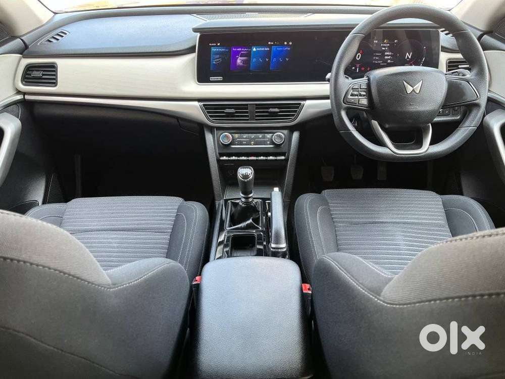 Mahindra Xuv700 2.0 Ax 3 Petrol Mt 5 Str, 2022, Petrol