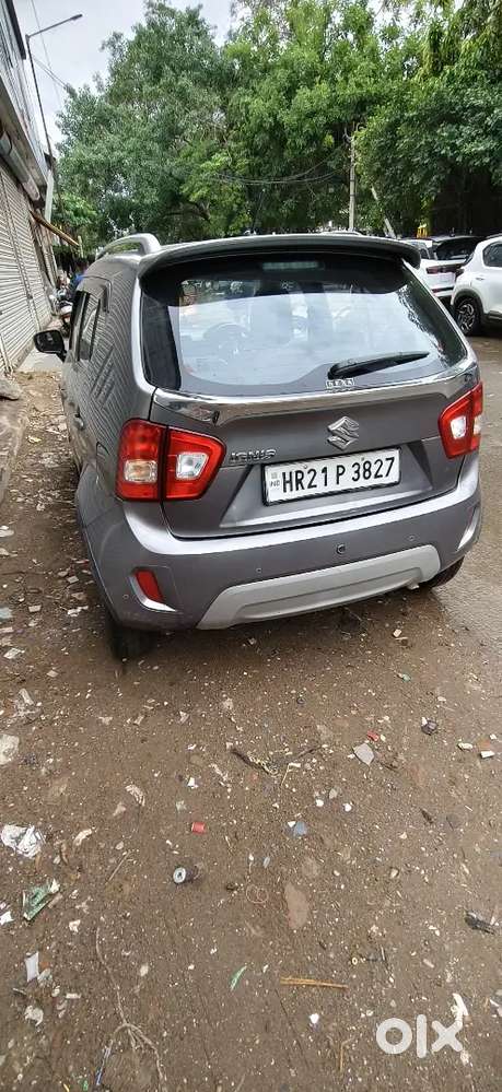 Features, Key Less Entry, Alloy Wheel, Music System