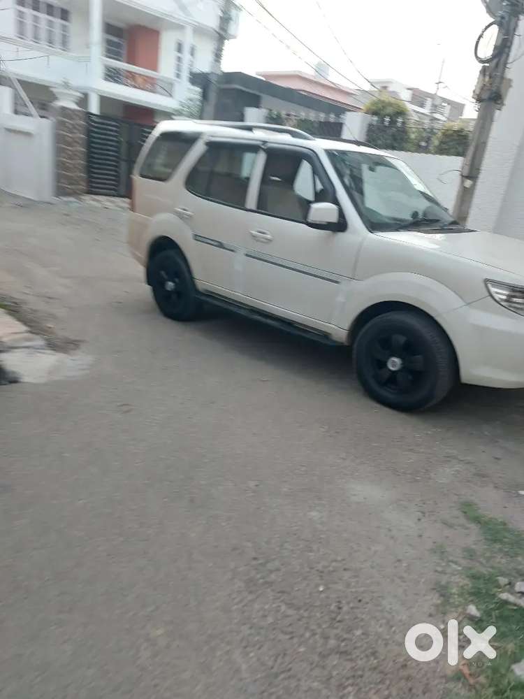 Tata Safari Storme 2015