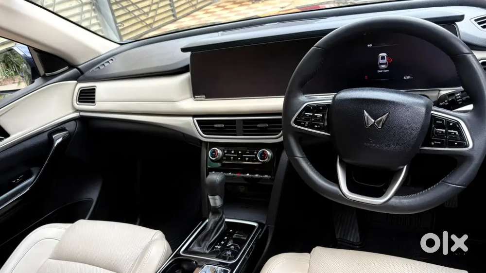 Mahindra Xuv700 2023 Diesel 32000 Km Driven