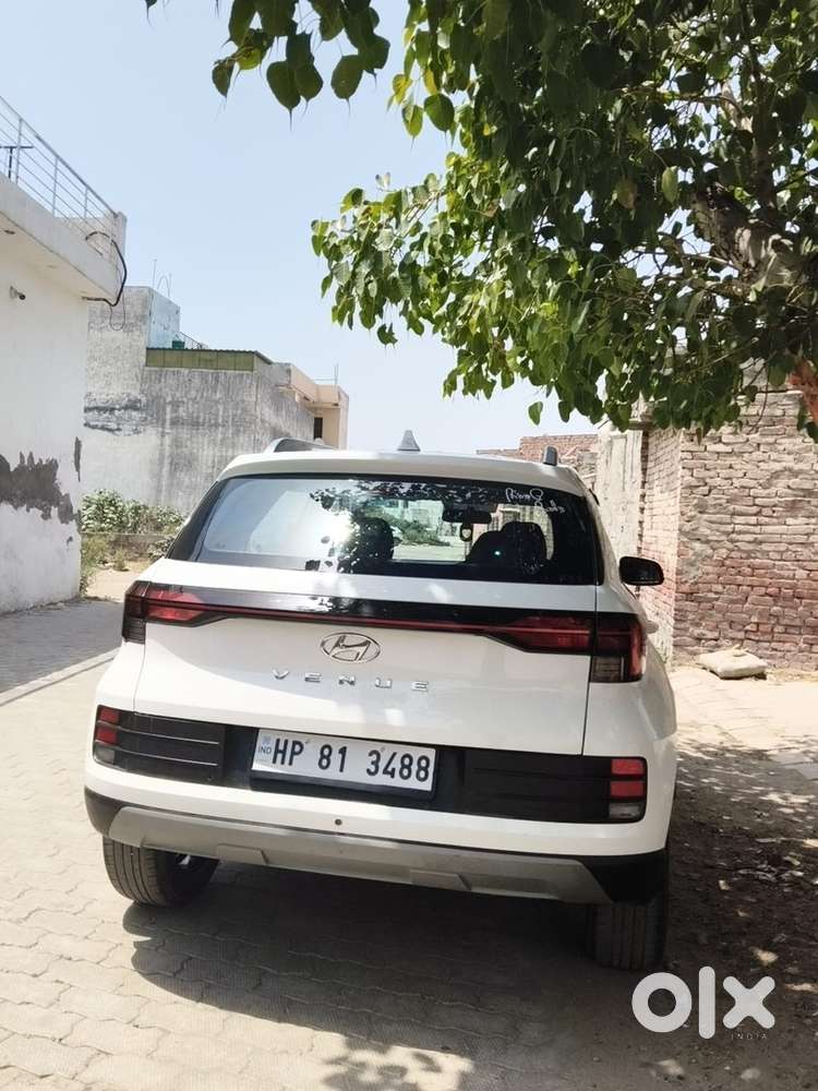 Hyundai Venue Petrol 23500 Km Driven