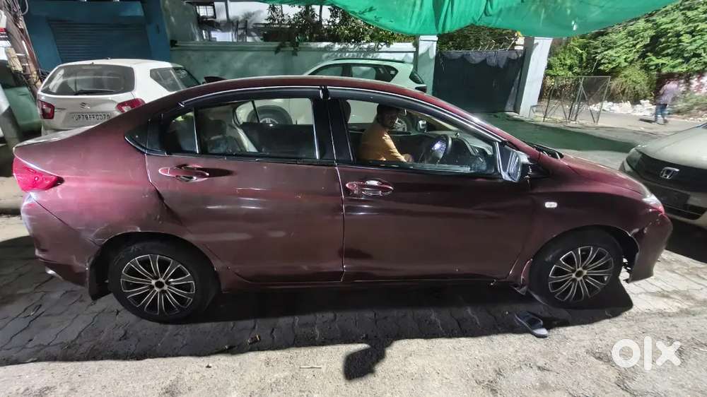 Well Maintained Car With 25+ Average
