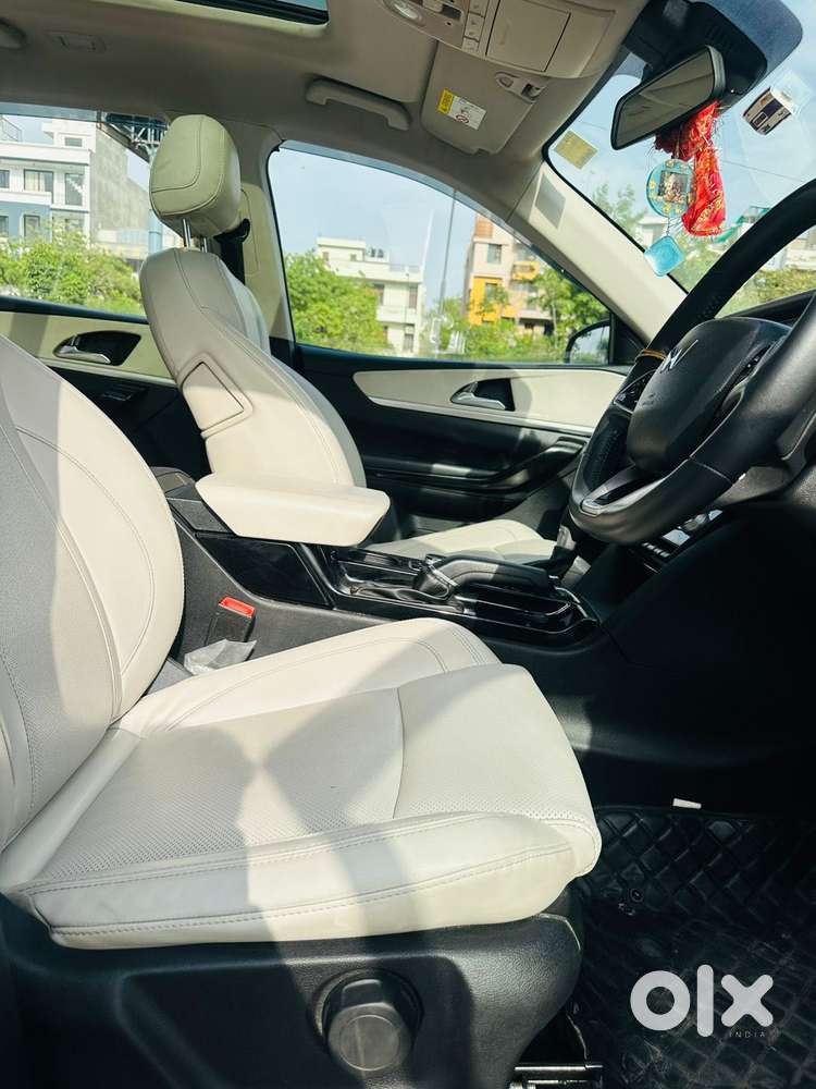 Mahindra Xuv700 2.0 Ax 7 Petrol At Str, 2022, Petrol