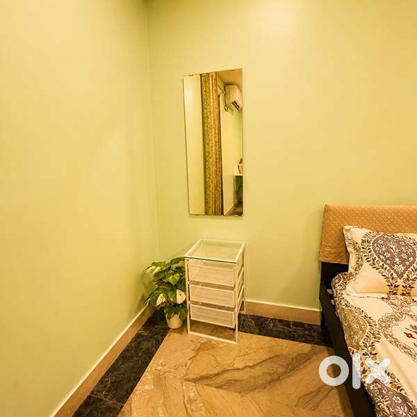 1 Room available for working professionals
