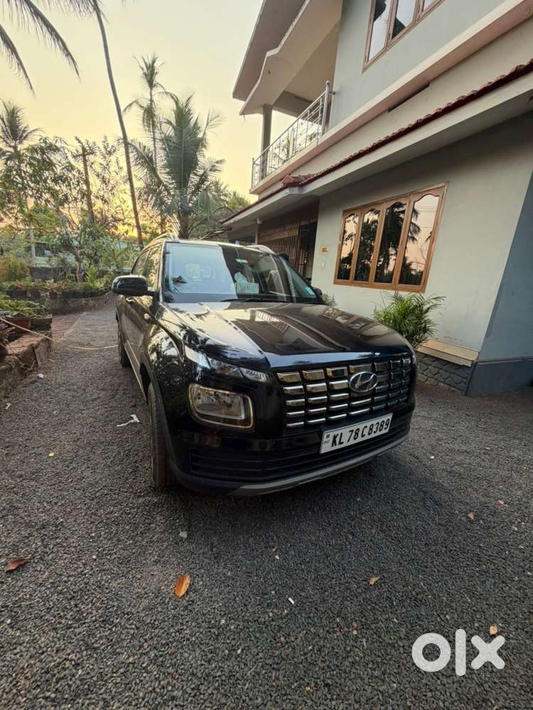 Hyundai Venue 2023 Petrol 25000 Km Driven