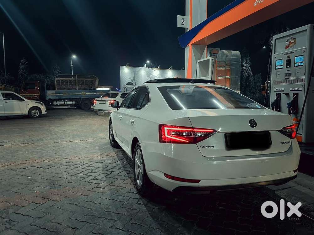 Skoda Superb 2017 Petrol 82000 Km Driven