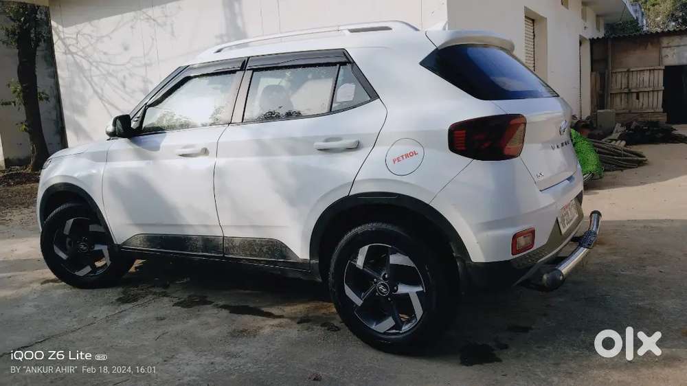 Hyundai Venue 2021 Petrol 60000 Km Driven